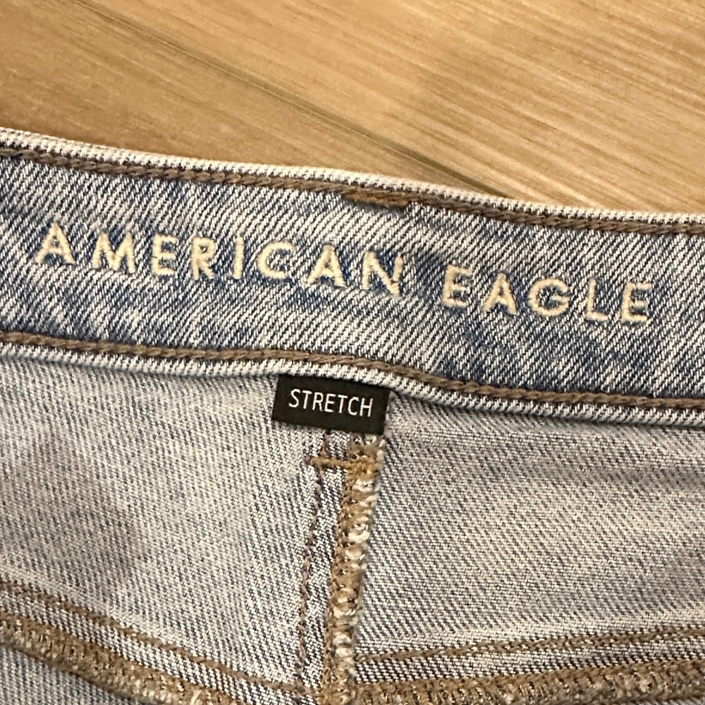 American Eagle Outfitters Light Wash Ripped Jean Shorts sz 6 - Picture 4 of 4